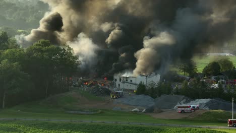 tomada aérea de vapores tóxicos que se elevan después de la explosión de gas área rural estadounidense durante un día soleado - toma panorámica de drone