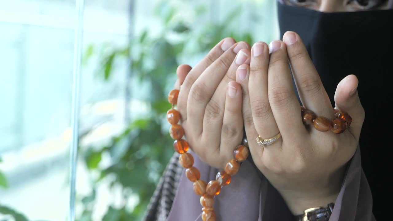 라마단 에서 손 으로 기도 하는 무슬림 여성 들 의 클로즈업