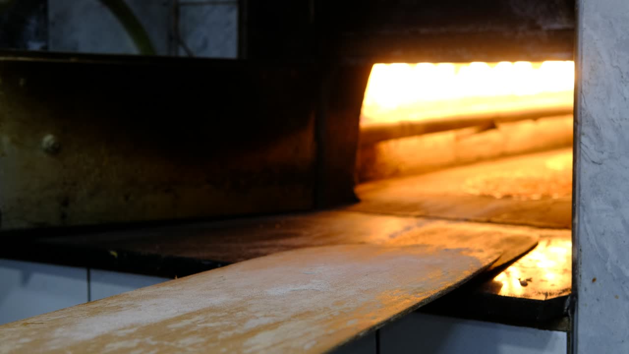 Lahmacun fırına veriliyor