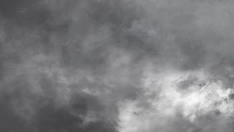 vista de una tormenta en un cielo gris oscuro