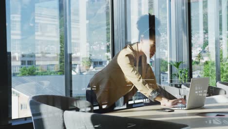 Junge-Frau-Benutzt-Computer-Im-Büro