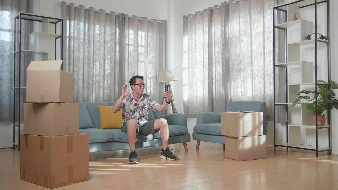 움직이는 동안 비디오 통화를 하는 남자