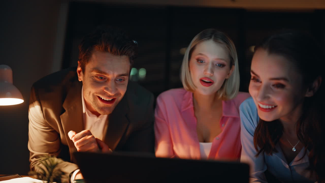 Business-Team arbeitet im Büro zusammen