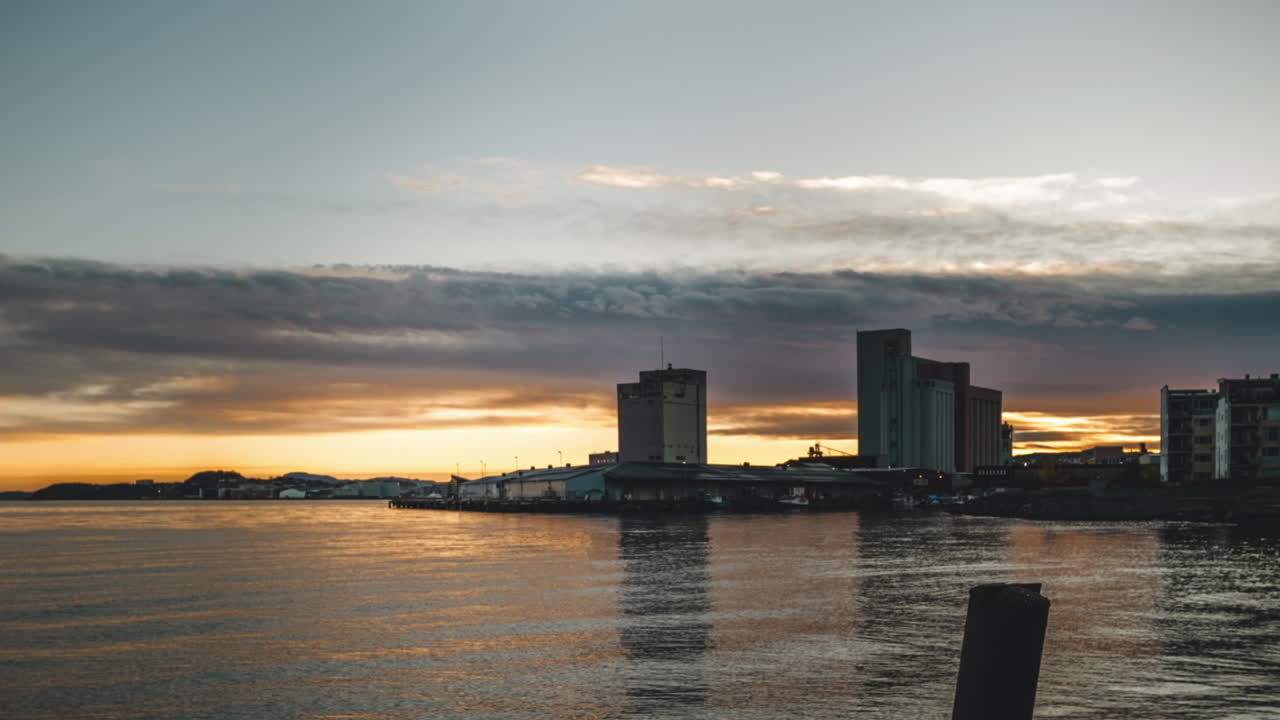 Timelapse de um nascer do sol visto do porto na cidade de Trondheim, Noruega
