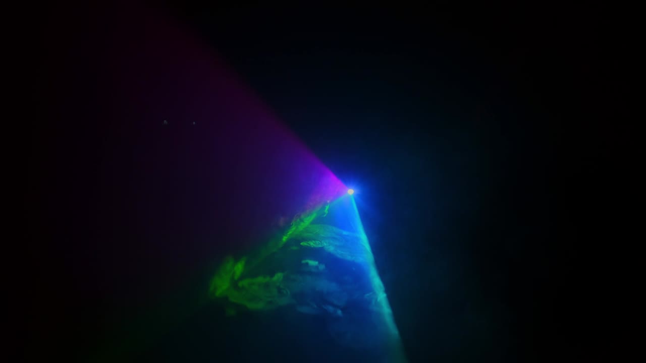 las formas abstractas crean luz de diferentes colores. un triángulo increíble.