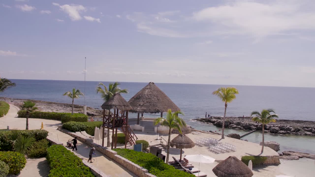 una foto panorámica de un dron de un resort mexicano preparándose para una boda