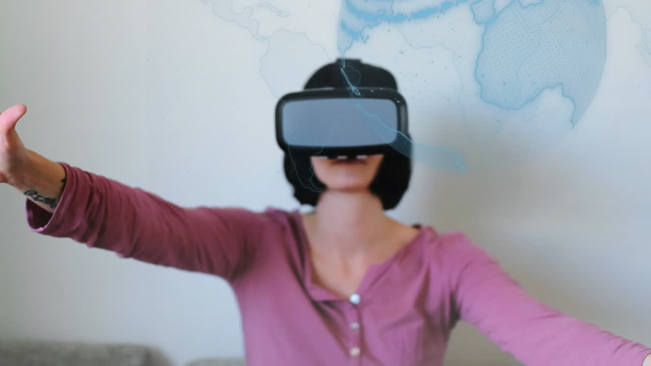 globo rotante e elaborazione dei dati contro donna caucasica che indossa auricolari vr a casa