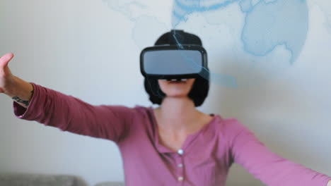 globo giratorio y procesamiento de datos contra mujer caucásica que usa auriculares vr en casa