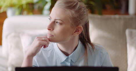 Mujer-Trabajando-En-La-Computadora-Pensando-Y-Resolviendo-El-Problema-4