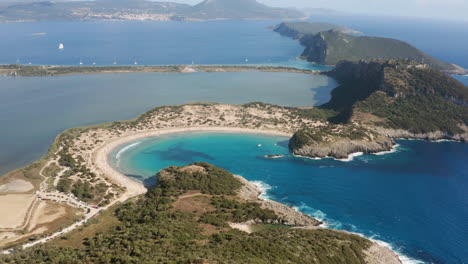 panorama de la playa de voidokilia y sus dunas de arena en messinia, grecia