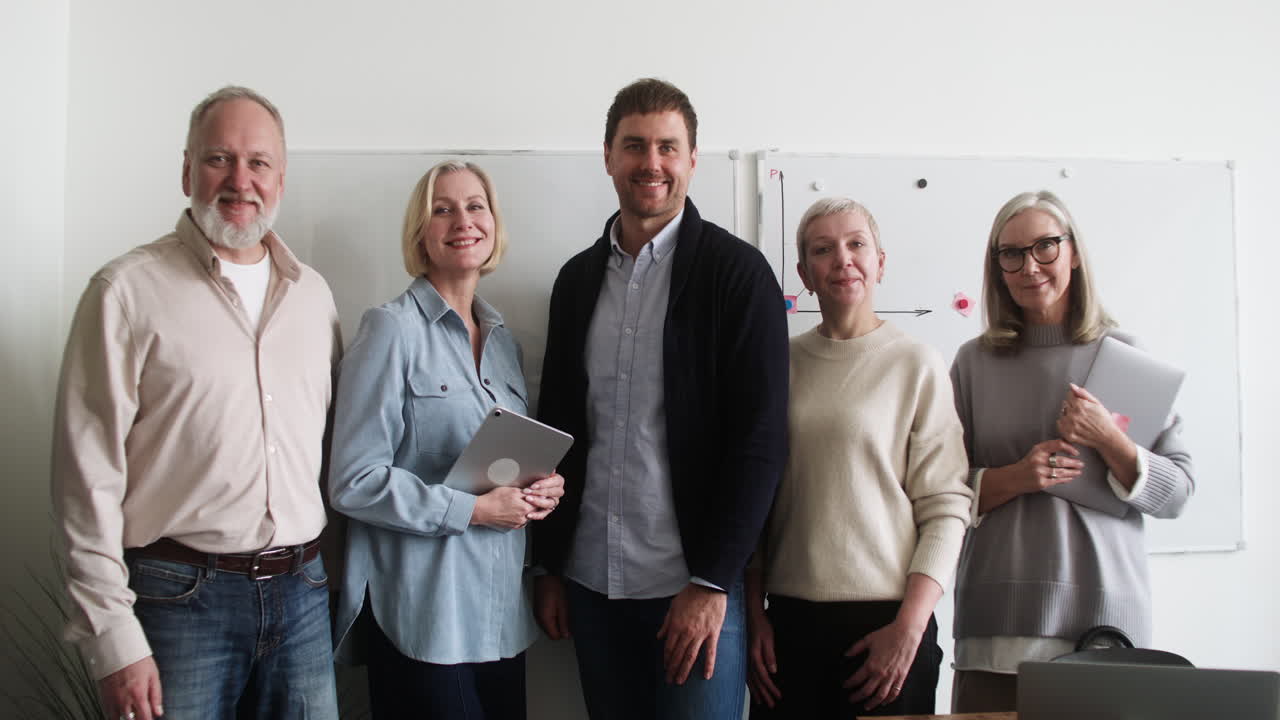 학생들과 교사들이 교실에서