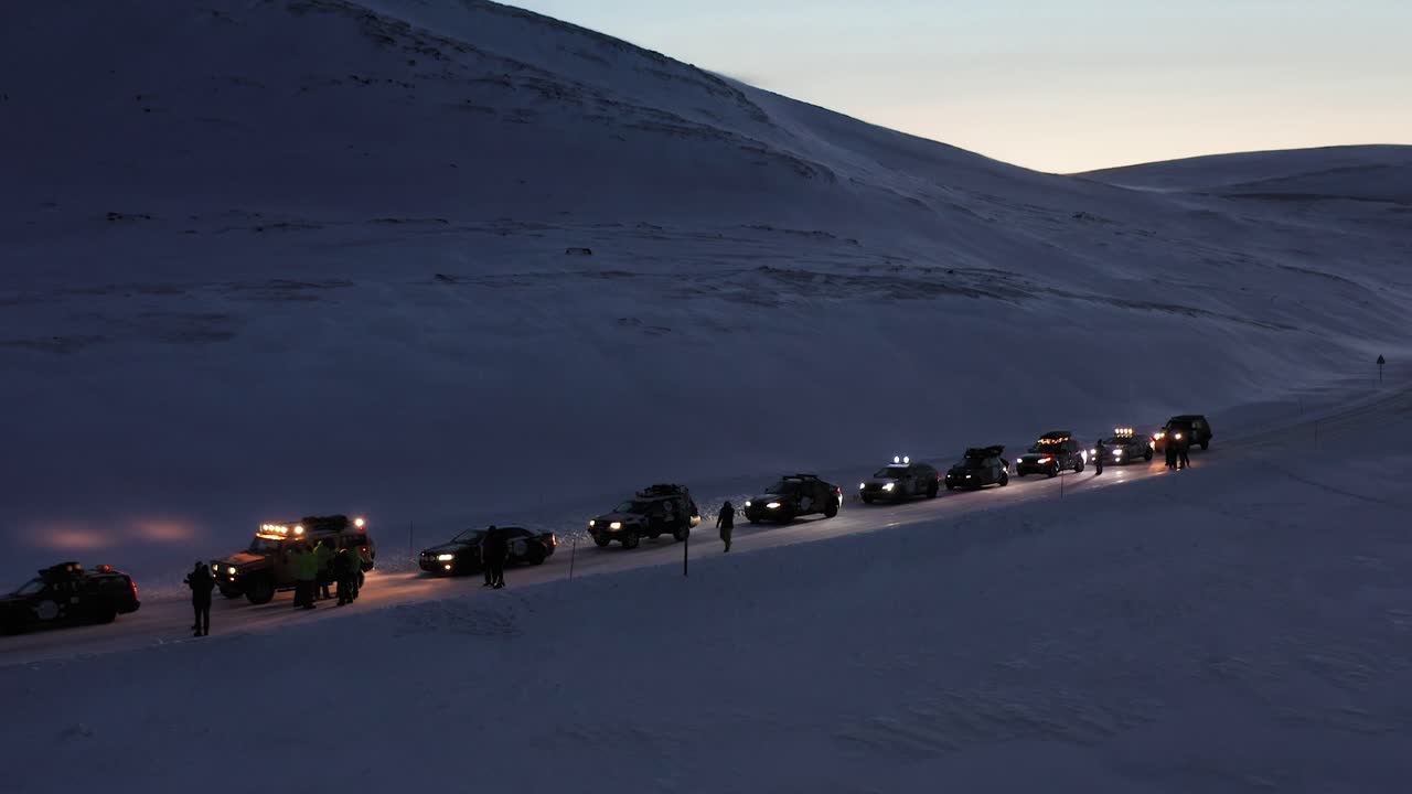 춥고 어두운 겨울날, 유럽의 최북단인 노르카프를 향해 갈 준비를 하는 차량들의 호송