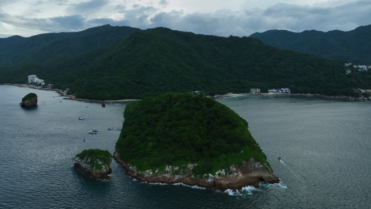 vista aérea de los arcos de mismaloya, en la costa de puerto vallarta, méxico