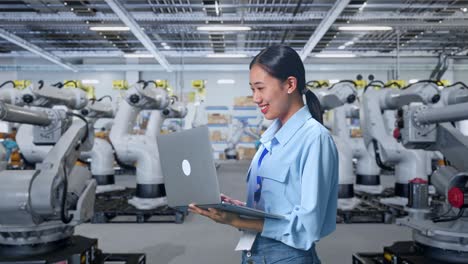 mujer trabajando con robots en una fábrica