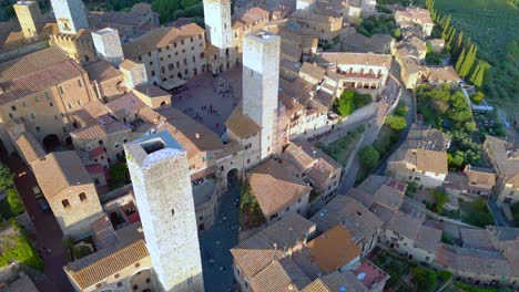 mejor vista aérea desde arriba vuelo san gimignano medieval ciudad torre de colina toscana italia