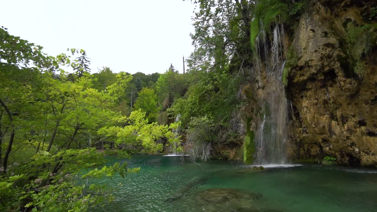 vista panorámica de la cascada de galovac croacia