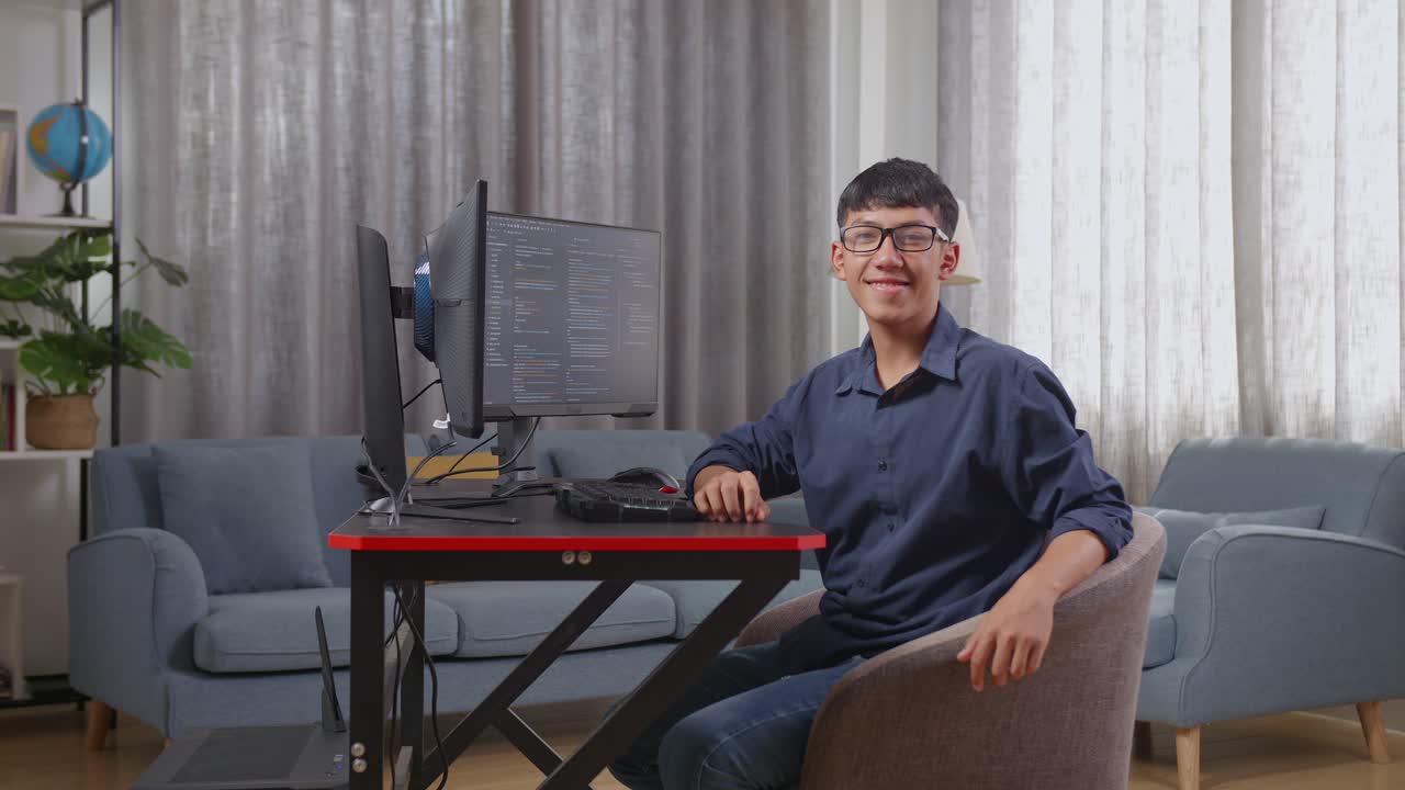 집에서 공부하는 젊은이