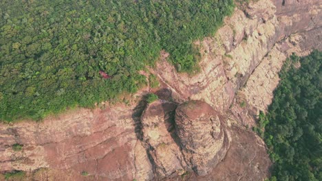 Bosque-De-Matheran-Disparo-De-Dron-Inclinación-Hacia-Arriba-Maharashtra-India-Estación-De-La-Colina