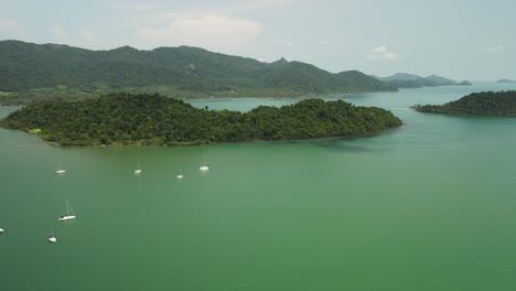 Toma-Panorámica-Izquierda-Aérea-De-Islas-Tropicales-En-Tailandia