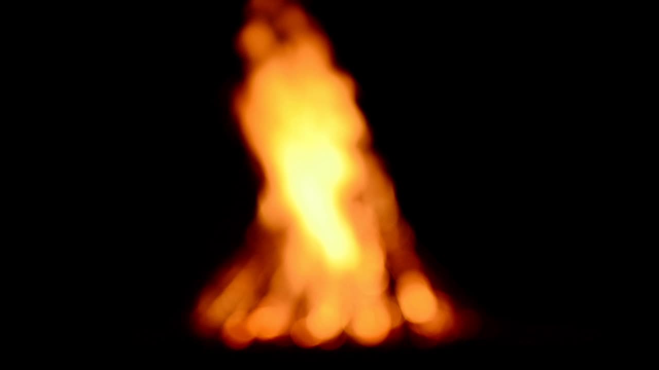 Fogo e chama. Desfocado. Filmagem noturna
