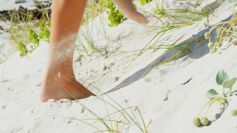 Sección-Baja-De-Una-Mujer-Caminando-Por-La-Arena-De-La-Playa-4k