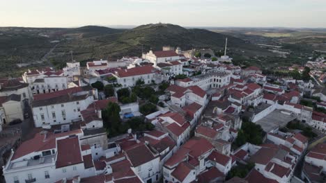 Vuelo-Aéreo-Sobre-Los-Tejados-De-La-Ciudad-De-Elvas-Para-Revelar-El-Castillo-En-La-Cima-De-Una-Colina