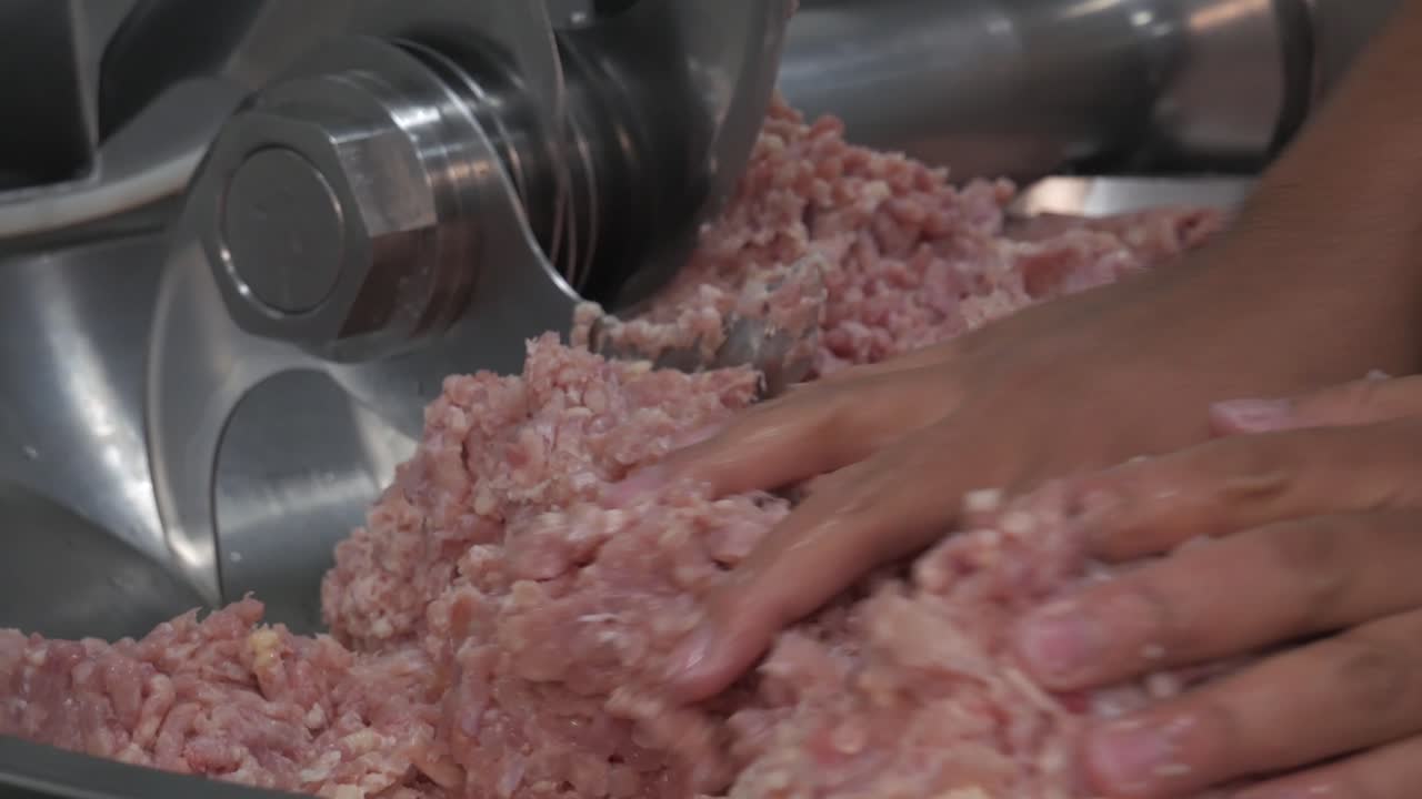 Saucisses, usine de transformation de viande, production, fait main, fumé, bouilli, emballage, chair à saucisse, épice.