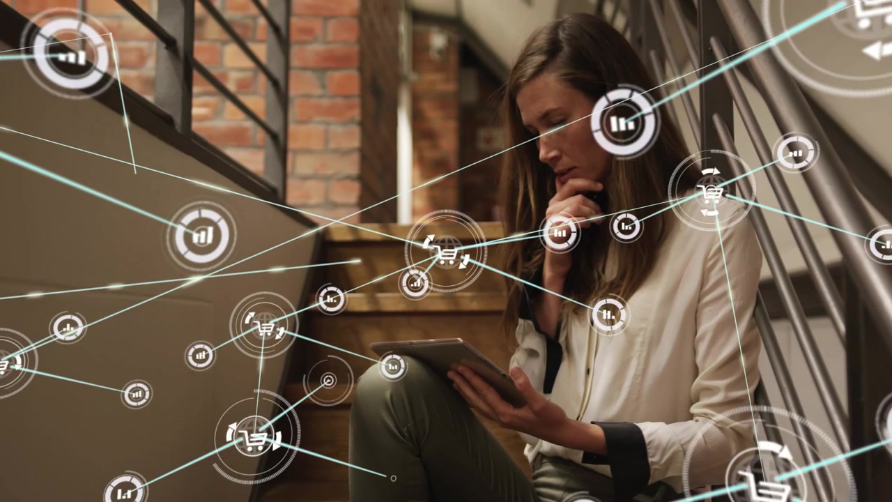 Donna sulle scale che tocca un tablet e genera un carrello della spesa e nodi di grafici, mappando la rete commerciale.