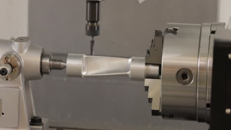 máquina de fresado cnc para metalurgia. corte de metal tecnología de procesamiento moderna.