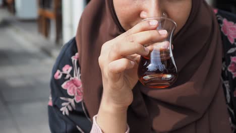 Mujeres-Musulmanas-Bebiendo-Té-Turco-Tradicional
