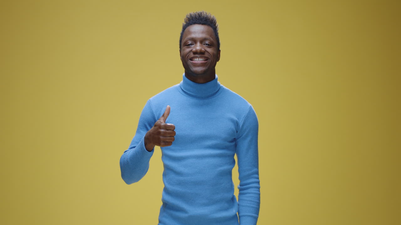 hombre dando un pulgar hacia arriba