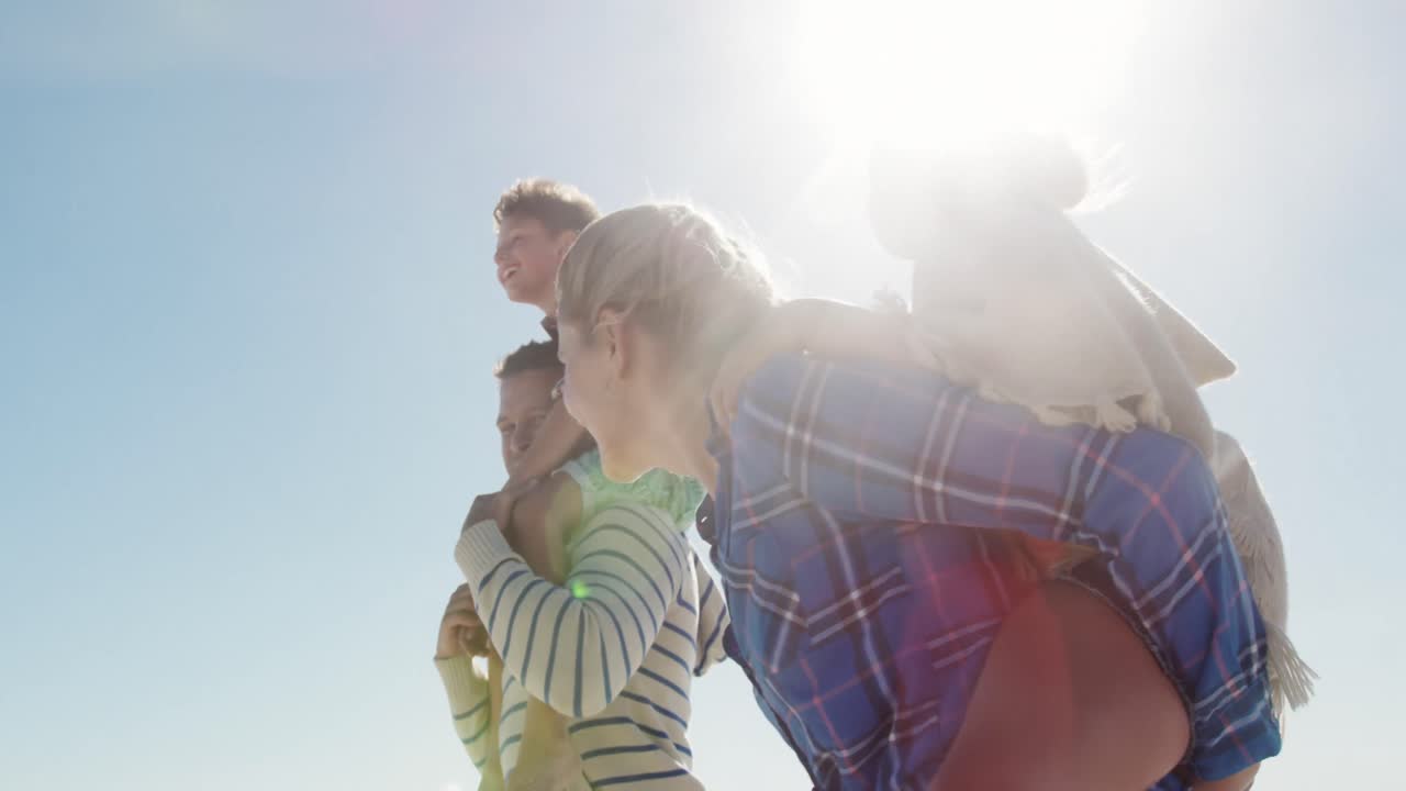 해변 에서 함께 자유 시간 을 즐기는 가족