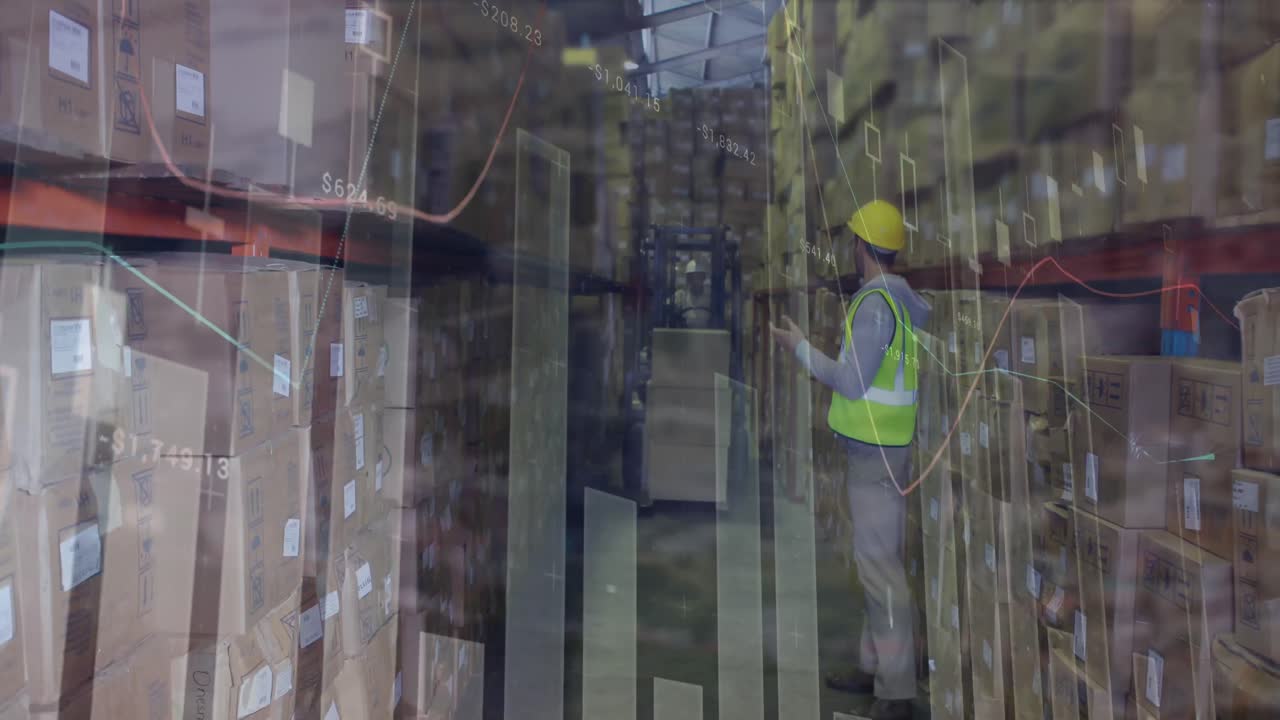 animación del procesamiento de datos sobre un trabajador afroamericano que opera una carretilla elevadora en el almacén