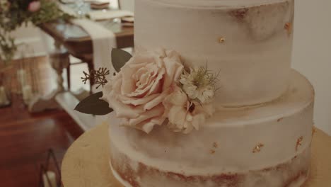 a simple elegant wedding cake