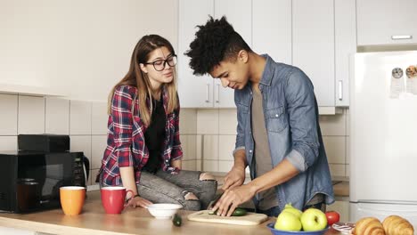 Gute-Freunde-Kochen-Gemeinsam-In-Einer-Gemütlichen,-Gemütlichen-Küche-Das-Mittagessen.