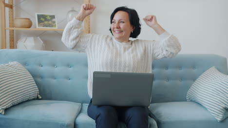 mujer trabajando en una computadora portátil en casa