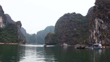 pescador en un barco en la bahía de halong, vietnam