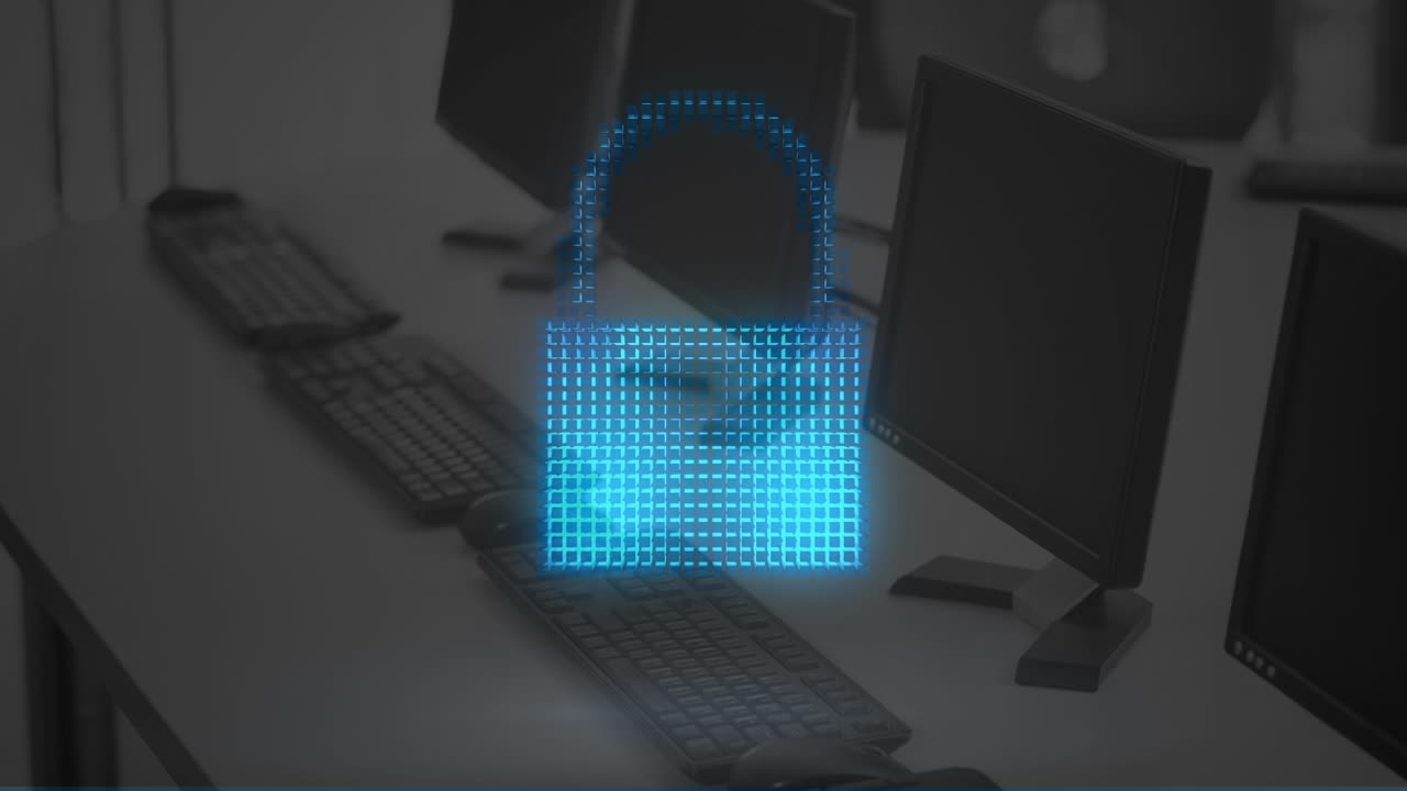 animación de candado digital y nube sobre computadoras en la oficina