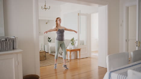 Hermosa-Mujer-Bailando-Practicando-Ballet-Ensayando-En-Casa-Con-Elegantes-Movimientos-De-Baile-4k