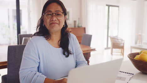 mujer madura haciendo trabajo remoto mientras planea
