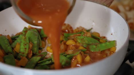 Close-Up-Of-Vegetables-Cooking-In-Hot-Frying-Pan-In-4K