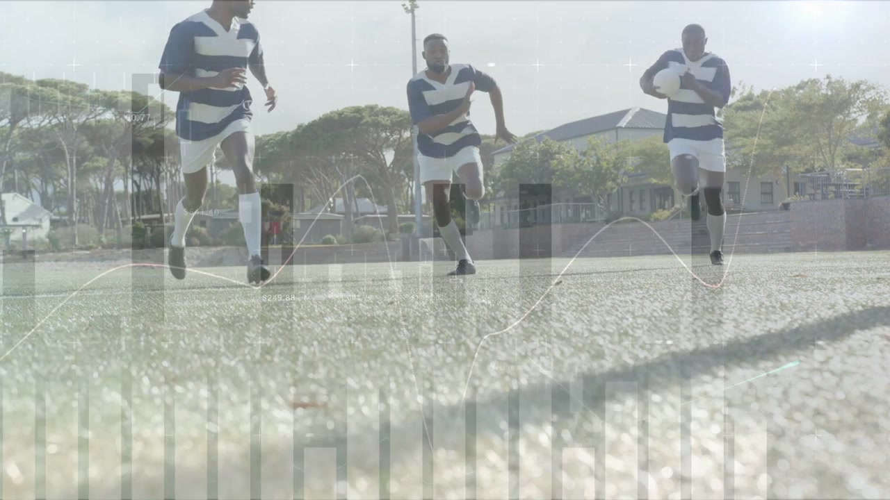 3人のサッカー選手が前方へスプリントし、ドリルのためにボールを奪い合っている。棒グラフが足の動きを追跡している。
