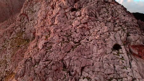 Hausziegen,-Die-Auf-Der-Felsigen-Bergklippe-In-Kato-Vasiliki,-Griechenland,-Klettern