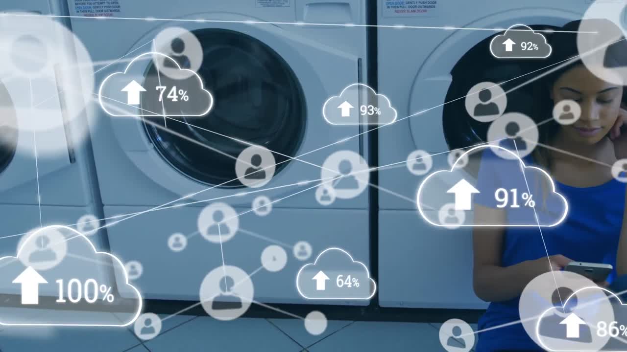 연결 네트워크의 애니메이션, 클라우드 및 스마트폰을 사용하는 두 인종 여성에 대한 비율