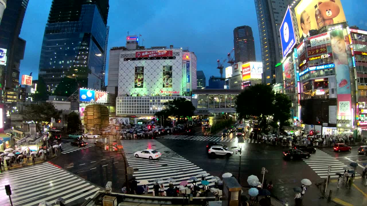 video de lapso de tiempo de 4k de personas con paraguas cruzando la famosa intersección diagonal en shibuya, tokio, japón