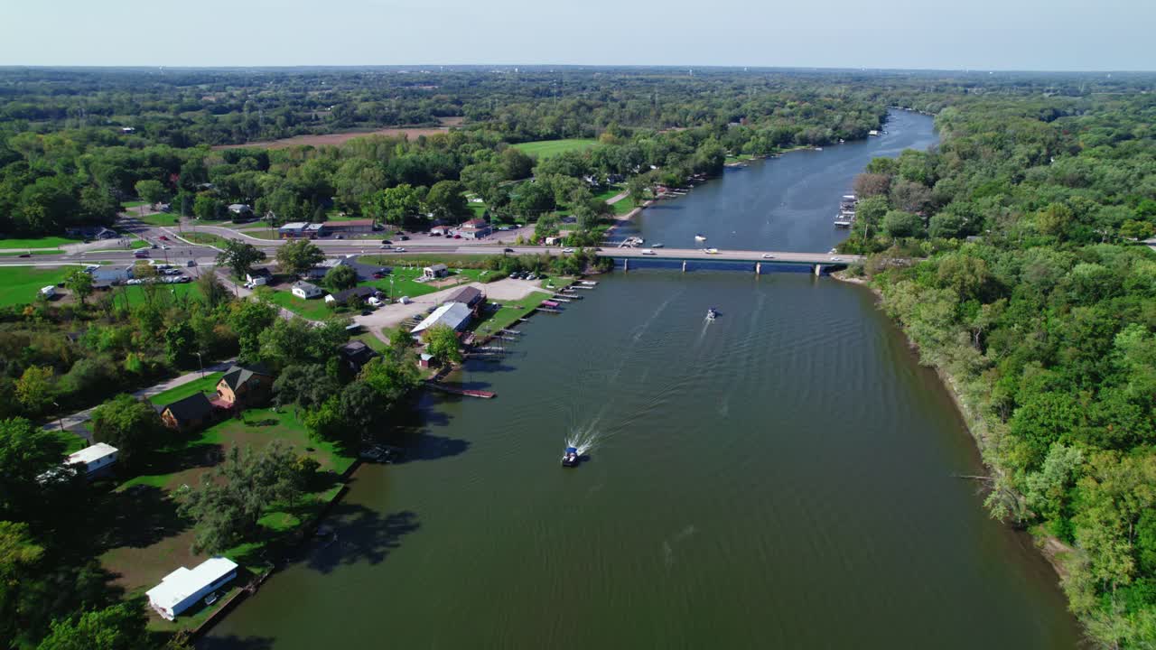 Veduta aerea del paesaggio sul fiume Fox con barche di passaggio e un ponte con traffico, Crystal Lake, Illinois
