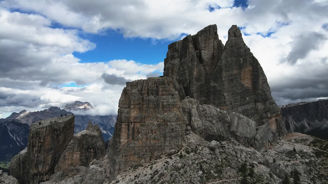 Cinque Torri dall'alto: paesaggio mozzafiato delle Dolomiti.