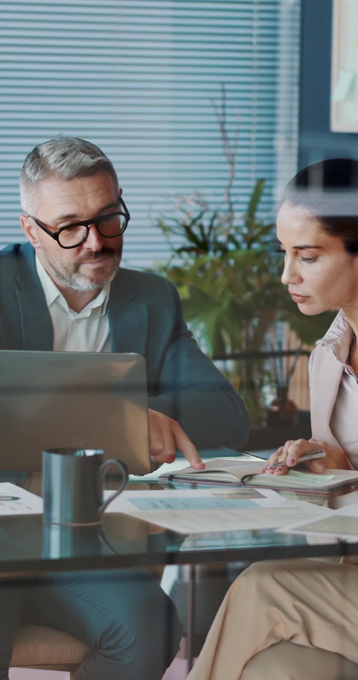Professionisti aziendali che collaborano a un progetto in un ufficio.