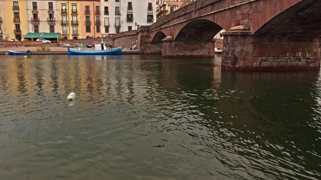 흐린 날 사르데냐 섬의 보사 마을, 카메라 시야를 위로 기울임