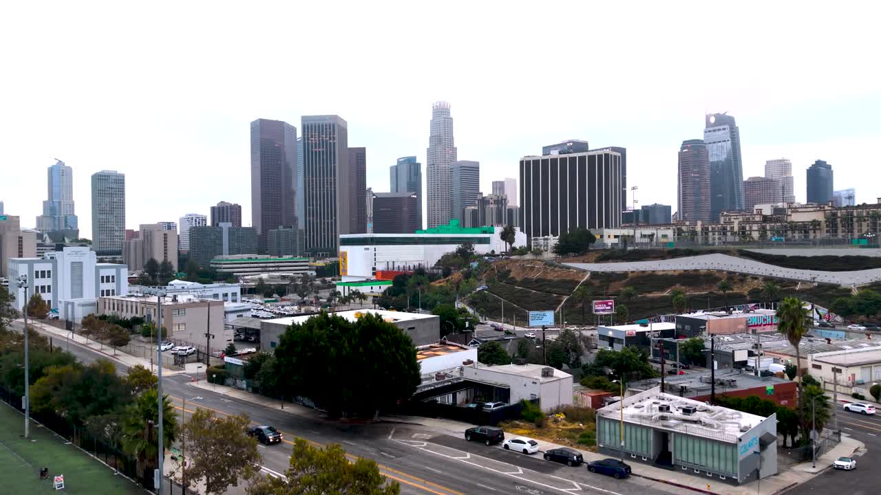 Che si innalza da terra verso il cielo per rivelare uno skyline di Los Angeles drammatico, freddo e nebbioso.